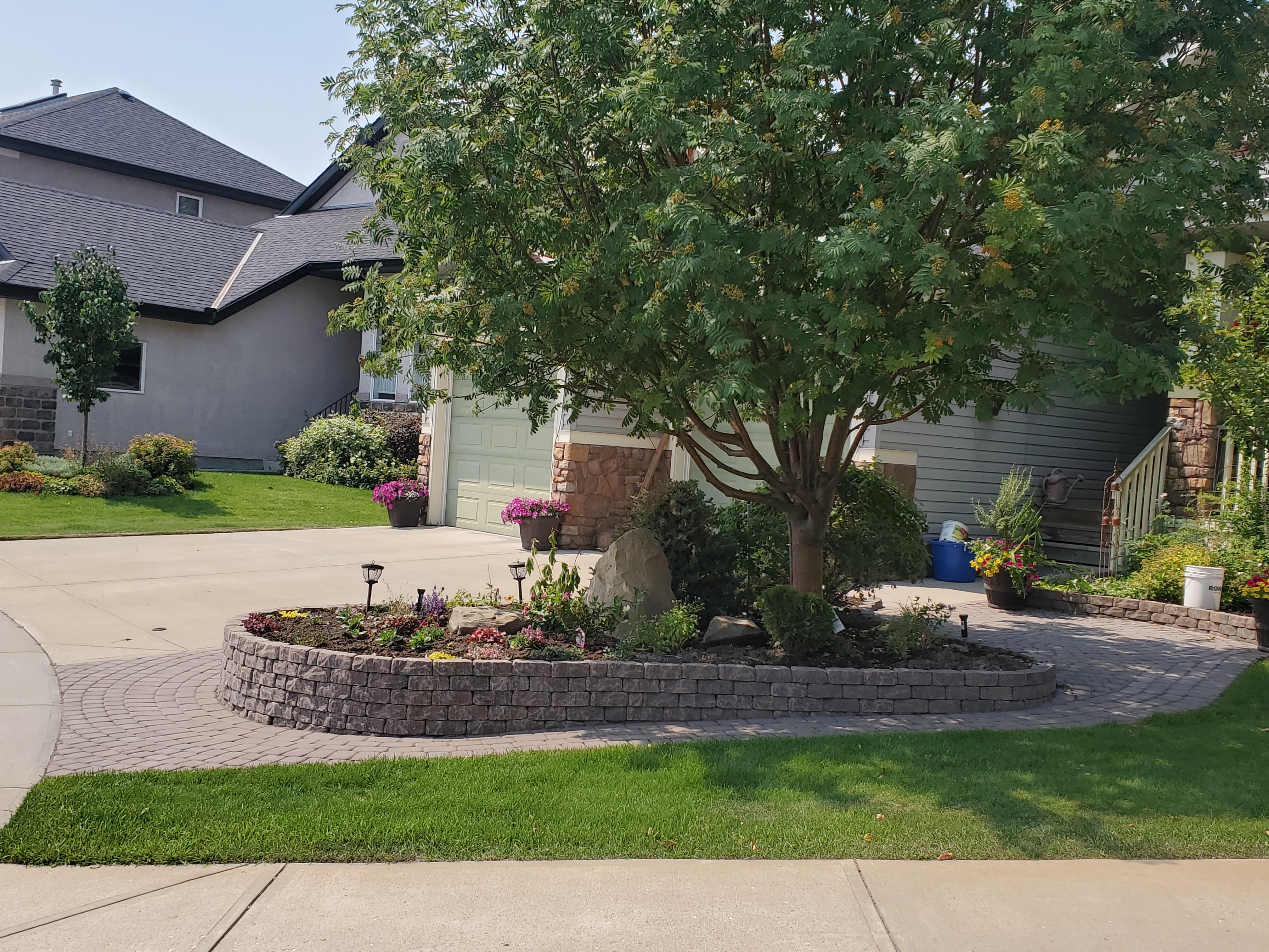 Valley-Ridge-Calgary-front-yard-stone-flowerbeds-cobble-stone-