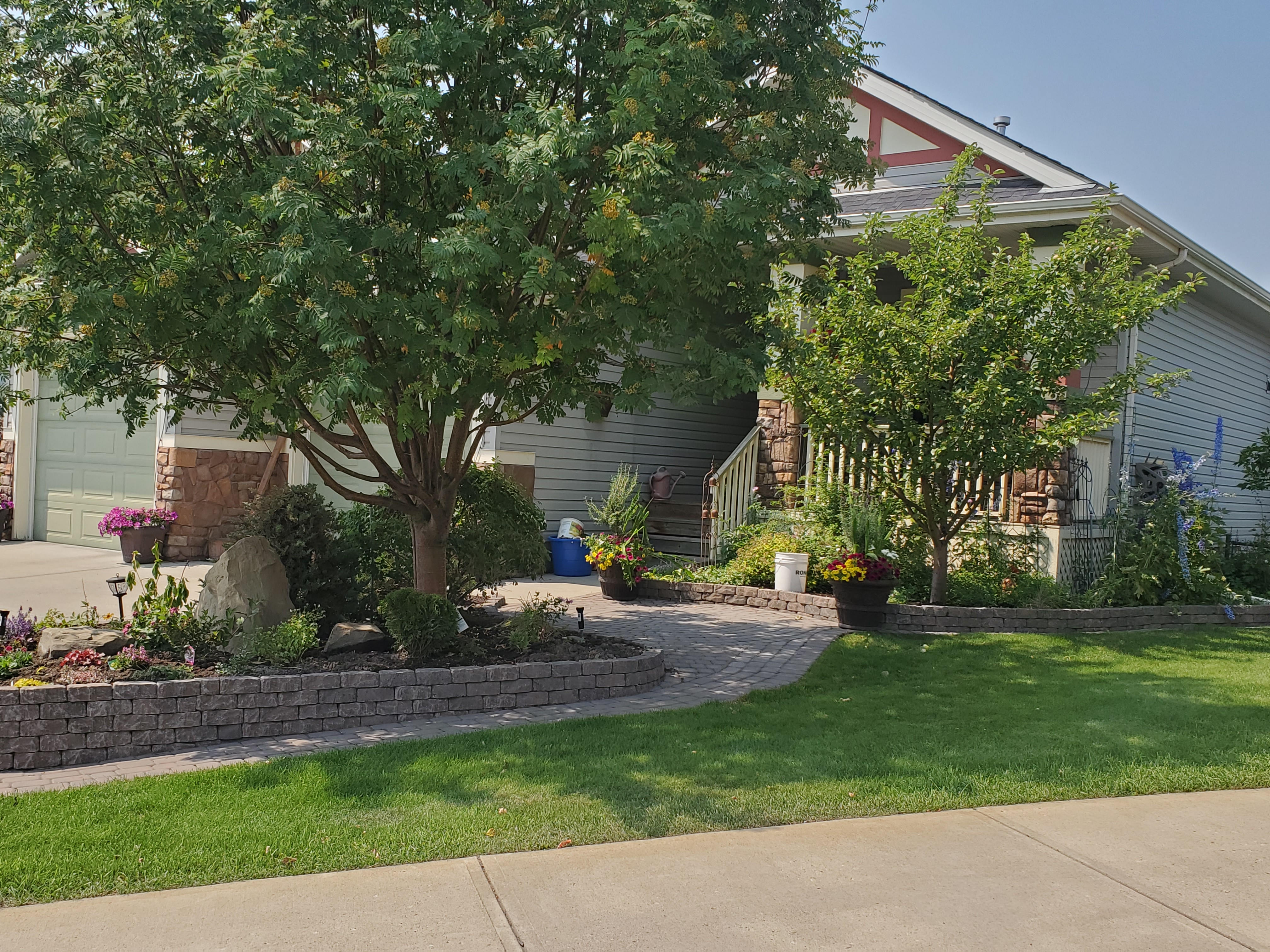 Valley-Ridge-Calgary-front-yard-stone-flowerbeds-cobble-stone-