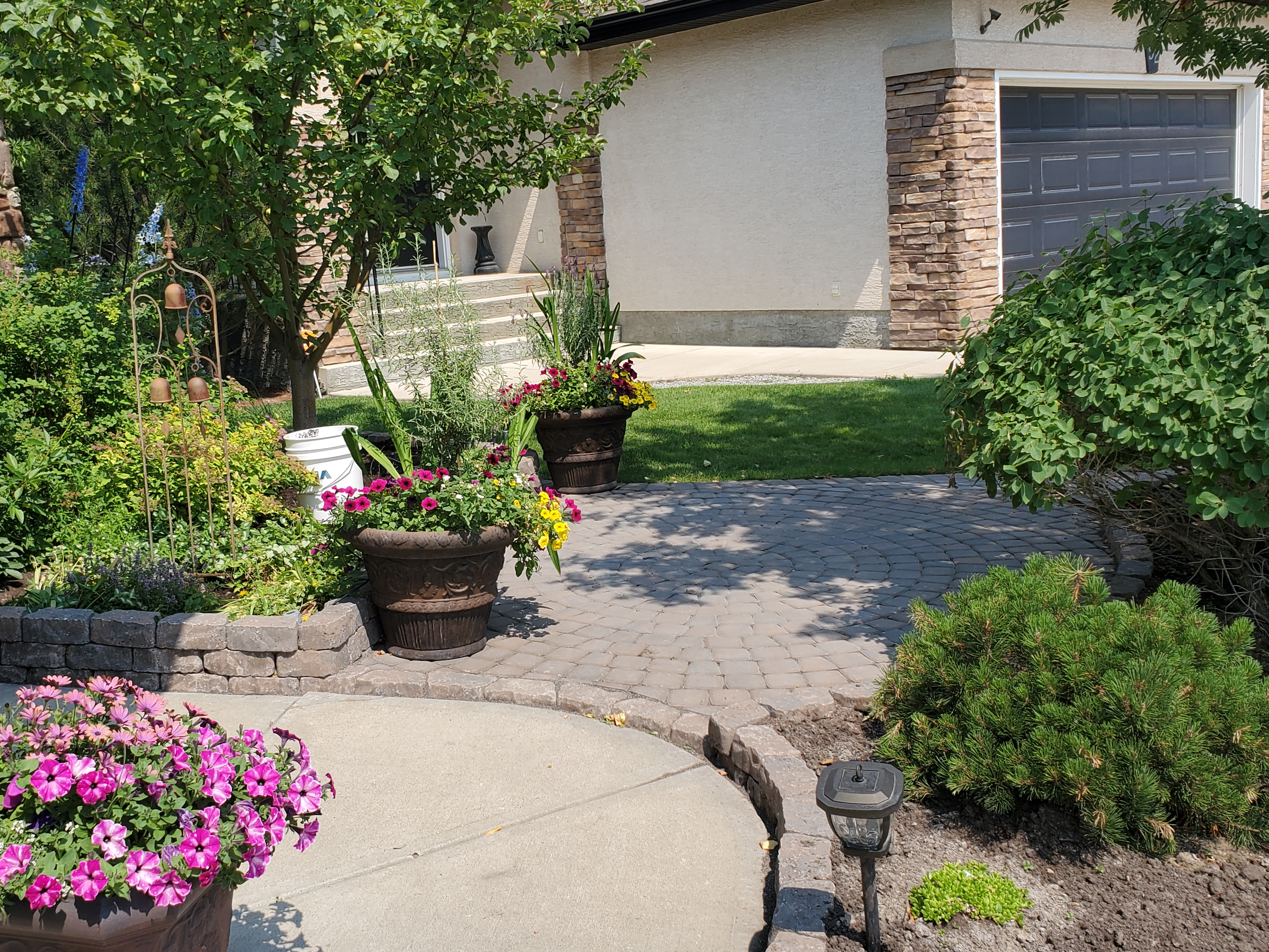 Valley-Ridge-Calgary-front-yard-stone-flowerbeds-cobble-stone-