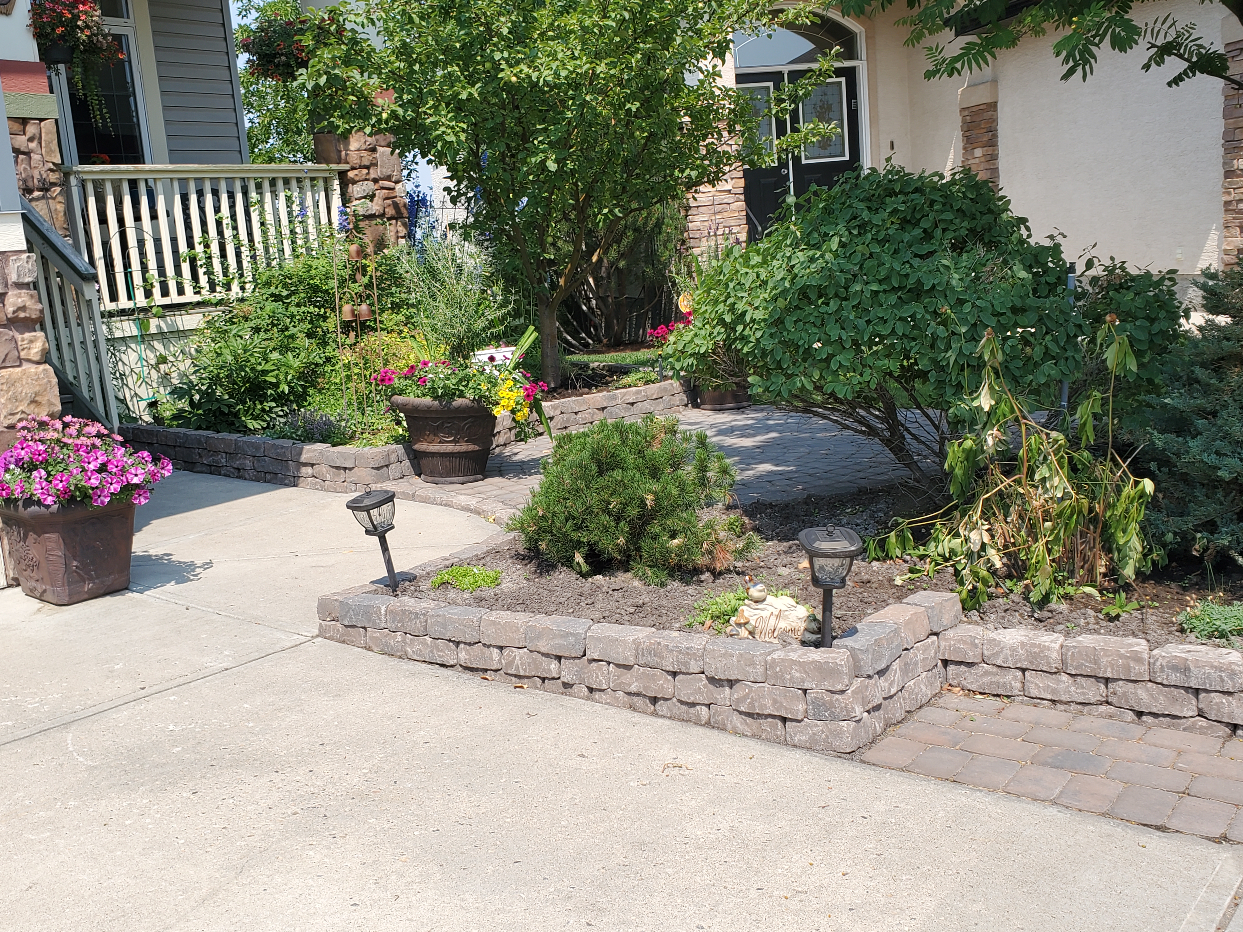 Valley-Ridge-Calgary-front-yard-stone-flowerbeds-cobble-stone-