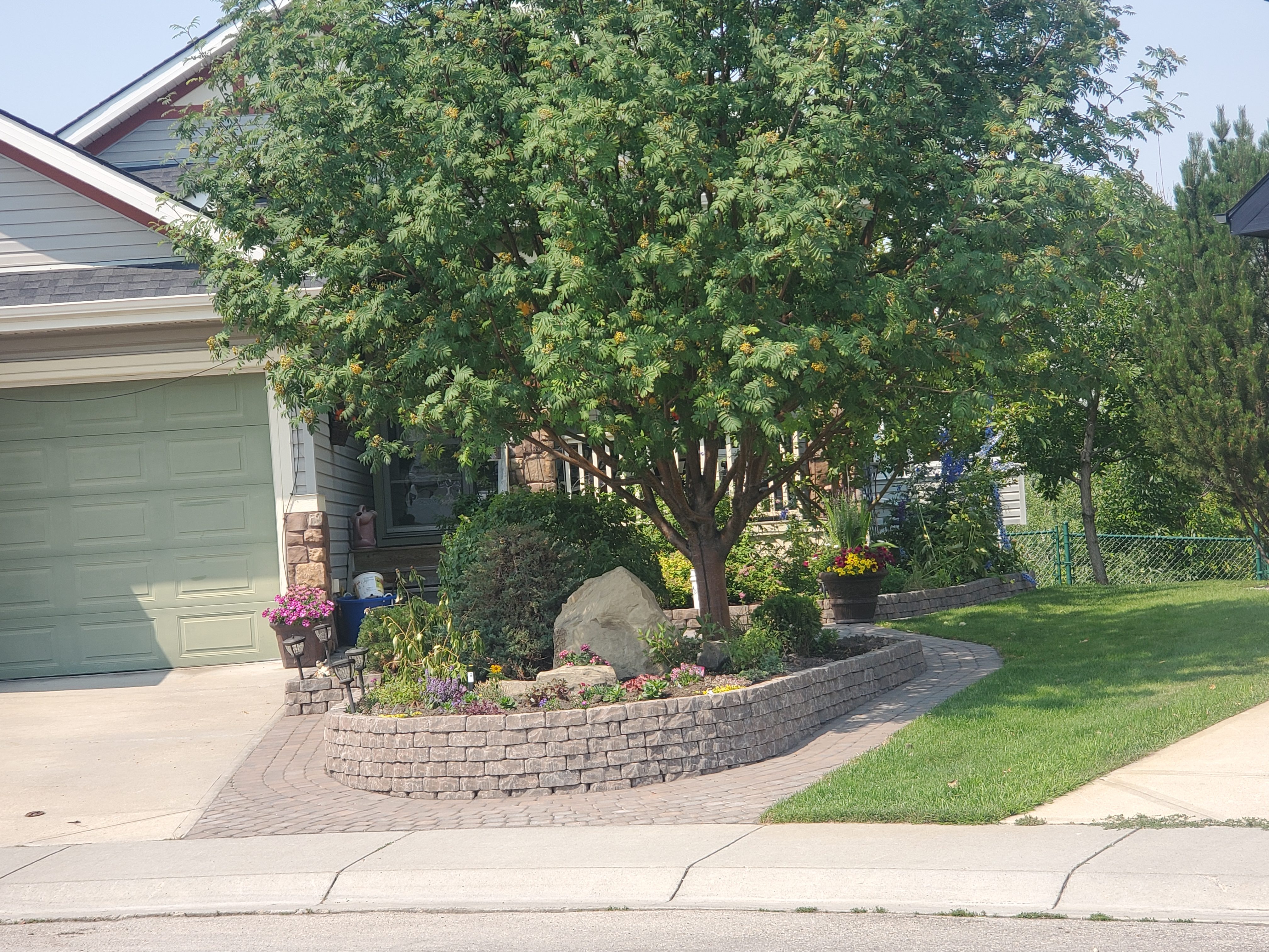 Valley-Ridge-Calgary-front-yard-stone-flowerbeds-cobble-stone-