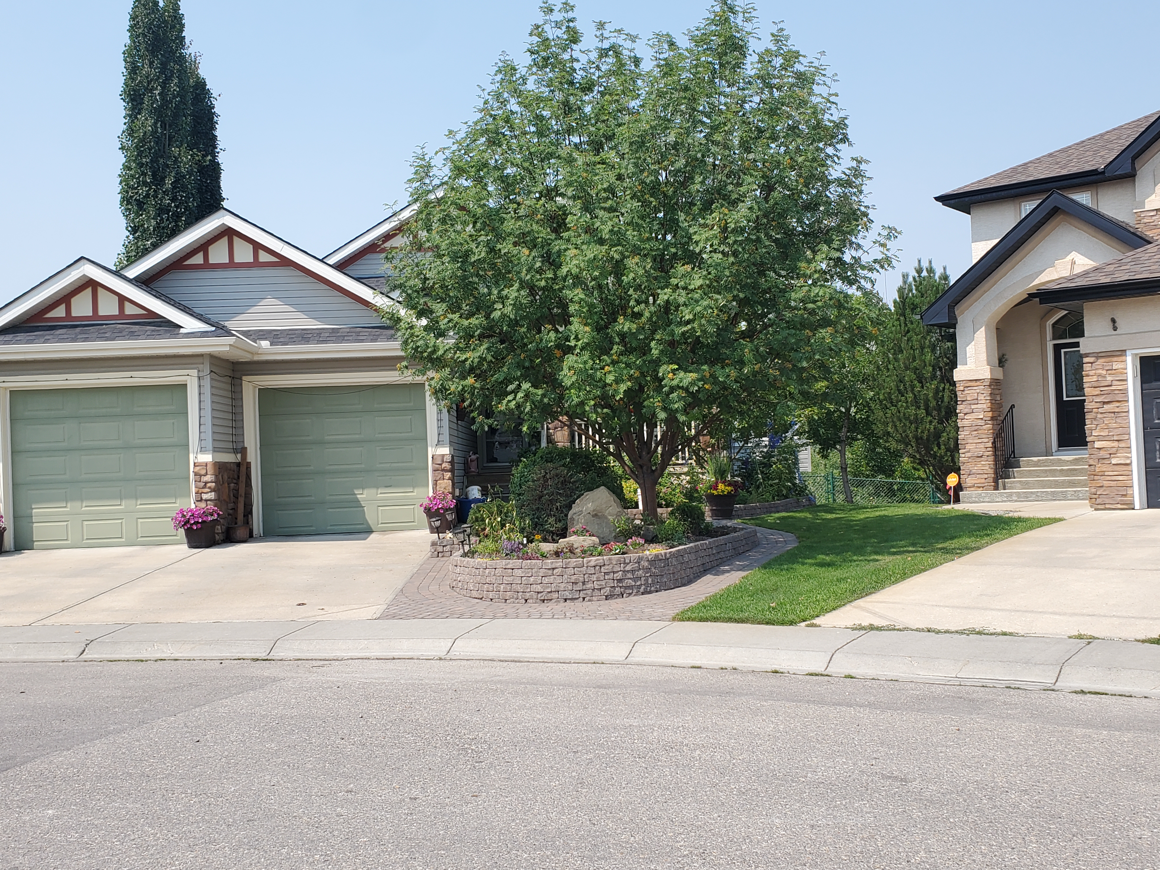 Valley-Ridge-Calgary-front-yard-stone-flowerbeds-cobble-stone-