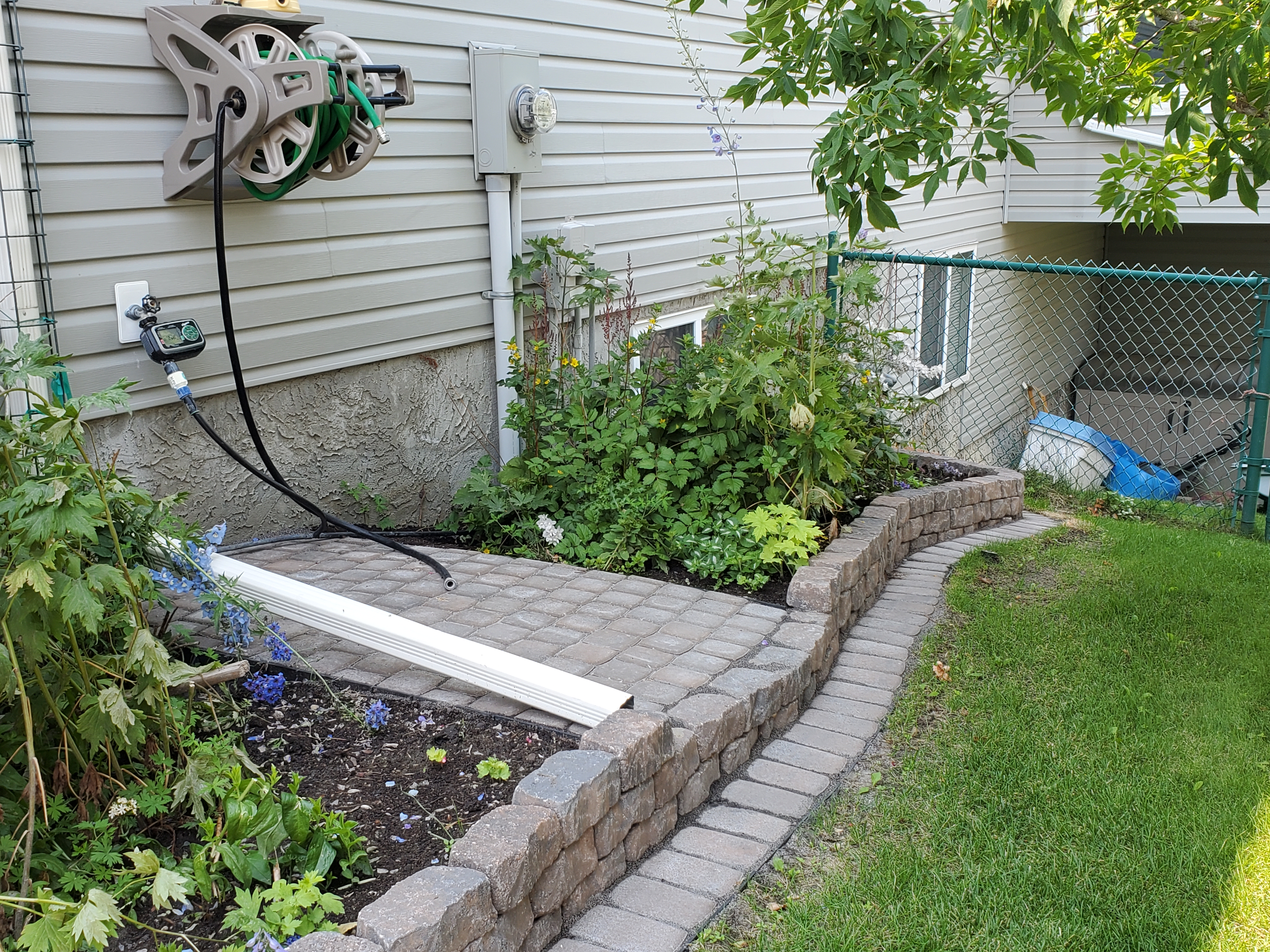 Valley-Ridge-Calgary-front-yard-stone-flowerbeds-cobble-stone-