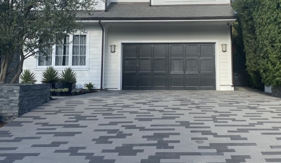 Calgary-Landscaping-Driveway-paving-stone-pavers-home-front-garage-landscaper-calgary-pavingstone-