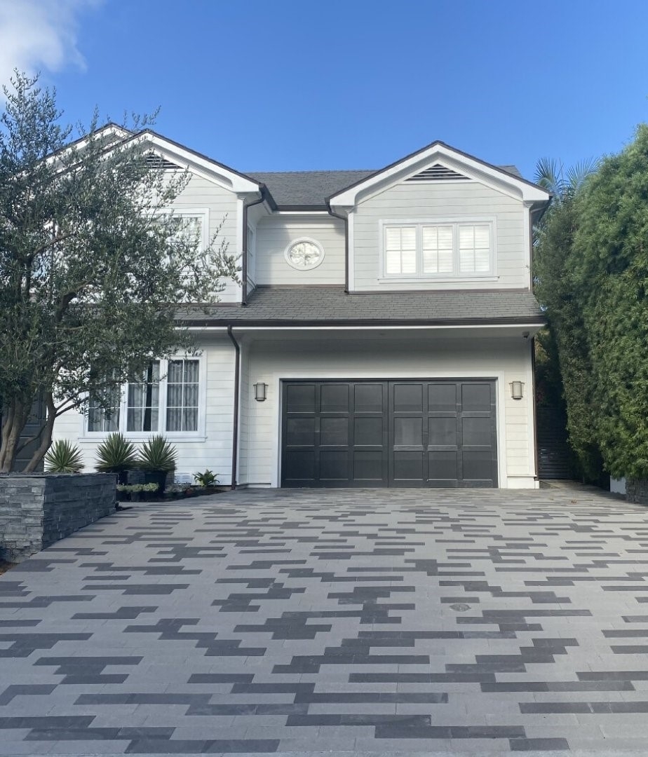 Calgary-Landscaping-Driveway-paving-stone-pavers-home-front-garage-landscaper-calgary-pavingstone