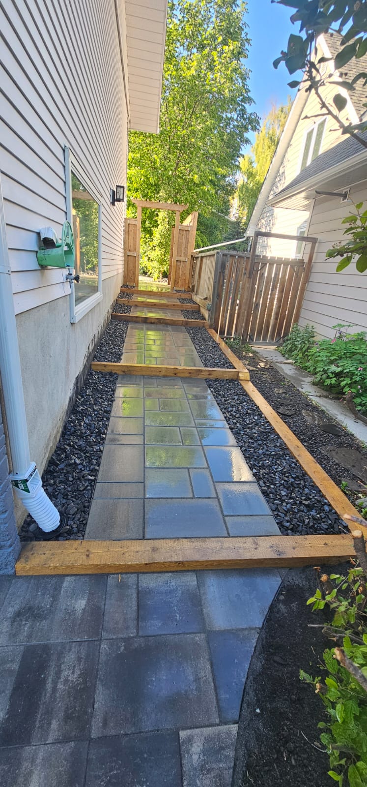 sideyard-calgary-design-steps-paving-stones-min