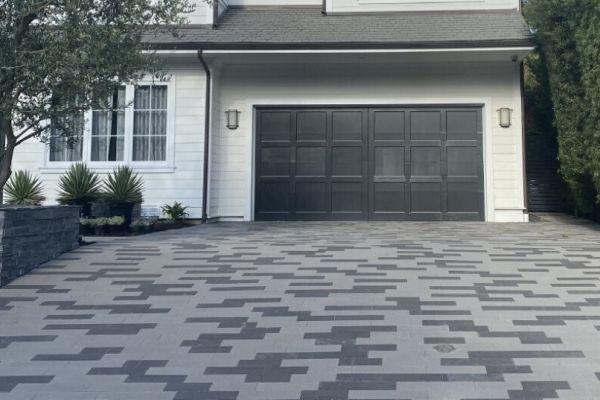 Calgary-Landscaping-Driveway-paving-stone-pavers-home-front-garage-landscaper-calgary-pavingstone-