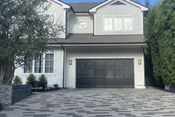 Calgary-Landscaping-Driveway-paving-stone-pavers-home-front-garage-landscaper-calgary-pavingstone