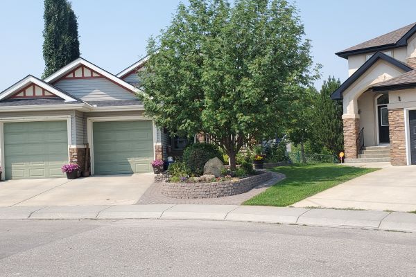 Valley-Ridge-Calgary-front-yard-stone-flowerbeds-cobble-stone-